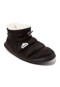 Pantufla de tejido negro con un suave forro de piel blanca, diseño acolchado, suela de goma y cordón ajustable para un ajuste seguro. Presenta un logo de la marca.
