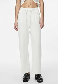 Witte, lichte, loszittende broek met elastische tailleband en trekkoord. Textuurstof; rechte snit reikt tot de enkels.
