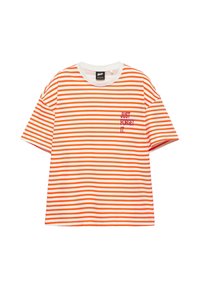 T-shirt à manches courtes rayé horizontal blanc et orange avec texte rouge « JUST FORGET IT. » sur la poitrine gauche et col rond blanc.