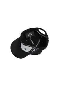 Gorra negra con visera curvada, que cuenta con un forro interior gris y el texto impreso "PROJECT X PARIS". Etiqueta interna visible dentro de la gorra.