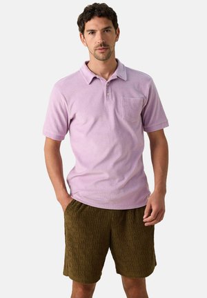Lichtpaars polo shirt met korte mouwen, zak op de linkerkant van de borst. Gecombineerd met gestructureerde bruine shorts met een geometrisch patroon.