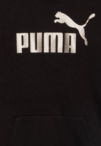 Felpa nera con cappuccio caratterizzata da un grande logo argento "PUMA" e un grafiche di un puma in salto. Il materiale è morbido e presenta un dettaglio con tasca frontale.