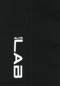 Svart sporttyg med en framträdande vit "ELITE LAB"-logotyp. Designen har synliga sömmar och en jämn textur.