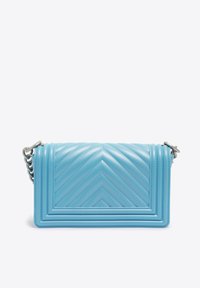 Gestepptes blaues Lederhandtasche mit rechteckiger Form, präsentiert ein Chevron-Muster, silberne Kettenriemen und strukturierte Oberfläche.