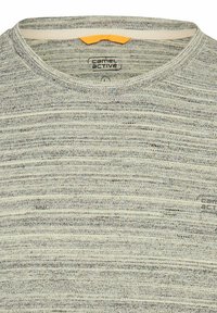 Gråstribet t-shirt lavet af blødt stof, med rund halsudskæring og et lille brandlogo på nederste højre side.