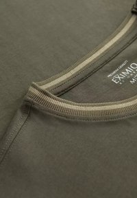 Unselected, olive