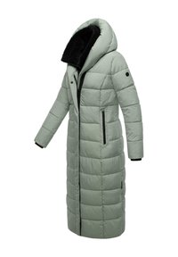 Garšs pildīts mētelis gaiši zaļā krāsā ar augstu apkakli, melnu vilnas oderi un rāvējslēdzēja sānu kabatām. Iezīmējas ar quilted rakstu un melniem akcentiem.