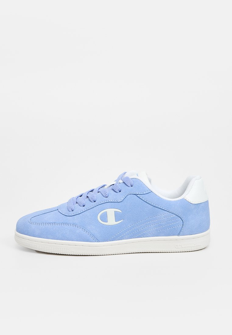 Sneaker in suede azzurrino con accenti bianchi, chiusura in pizzo piatta, punta rotonda e suola in gomma testurizzata, con logo sul lato.