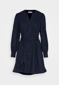 Abito blu navy con bottoni, scollatura a V, maniche lunghe a sbuffo, cintura annodata in vita e gonna plissettata; presenta cuciture decorative alle giunture.