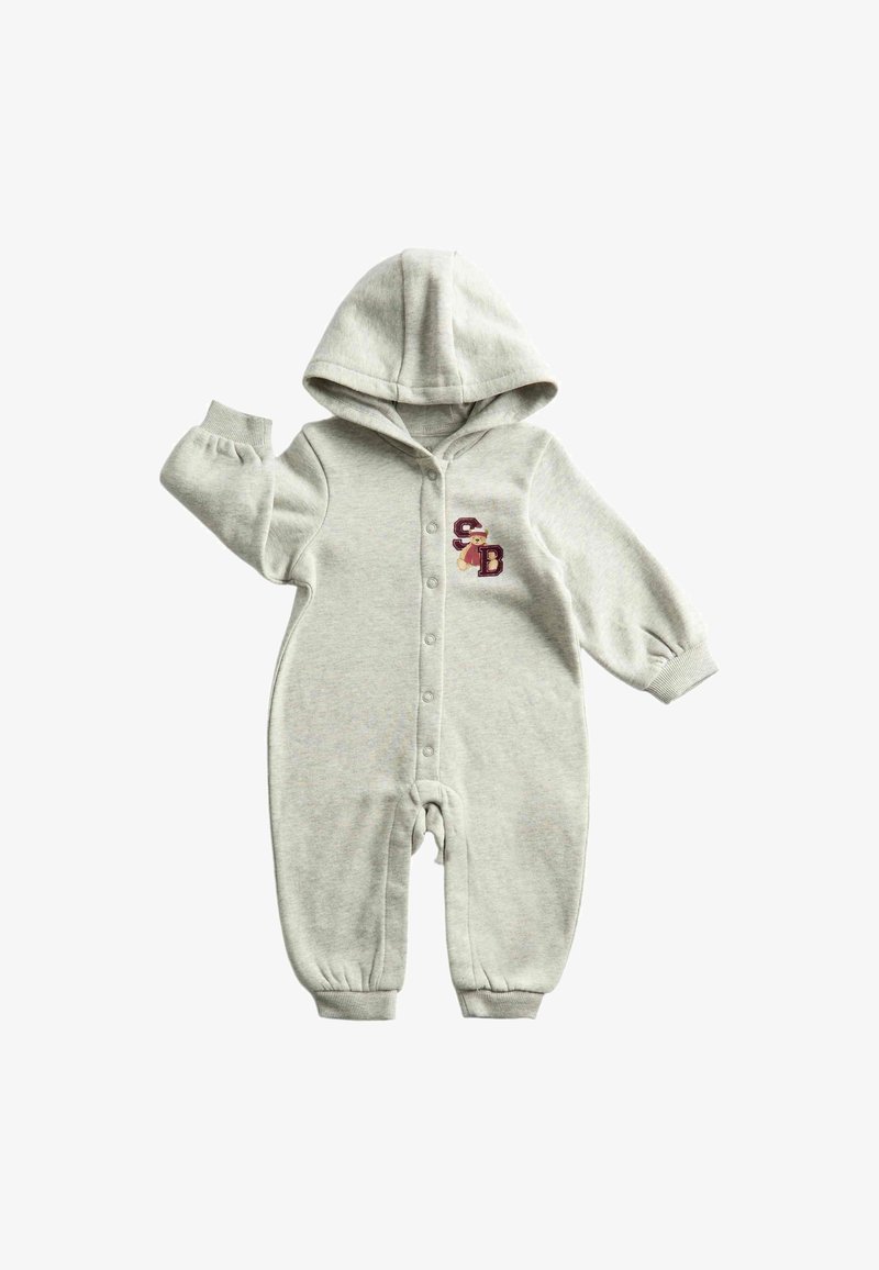 Combinaison en polaire grise pour bébé avec capuche, dotée de manches longues, de fermetures à pression à l'avant et d'un design de singe brodé avec des initiales.