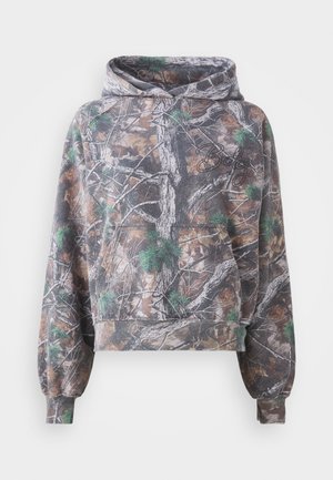 Sweat-shirt à capuche cropped en motif camouflage avec des nuances de marron, gris et vert. Texture douce avec des poignets en côtes et un accent brodé "Body".