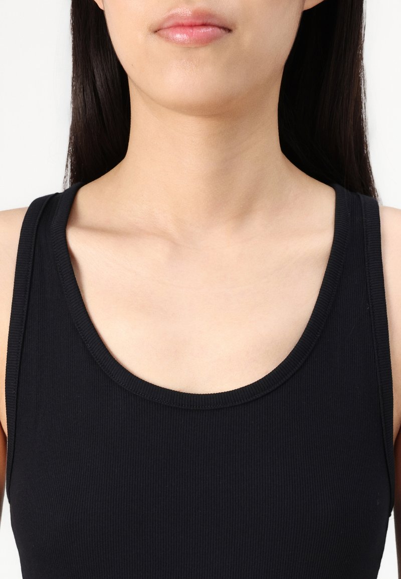 Schwarzes geripptes Tanktop mit breiten Trägern und einem runden Ausschnitt, das eine glatte Textur und ein durchgehendes Design präsentiert.