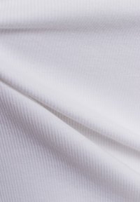 Weißer gerippter Stoff mit glatter Textur, der gleichmäßig verteilte vertikale Linien aufweist. Das Material ist leicht und leicht dehnbar.
