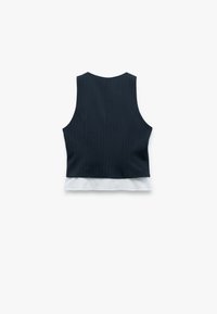 Marineblaues, gestreiftes, ärmelloses Weste mit einem weißen, geschichteten Saum, das über ein tailliertes Design und eine glatte Textur verfügt. Die Rückansicht zeigt einen abgerundeten Halsauschnitt.