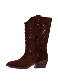 Botas de cowboy de ante marrón con flecos, adornos de plata decorativos, puntera afilada y tacón apilado. Patrones sutilmente grabados en el caña.