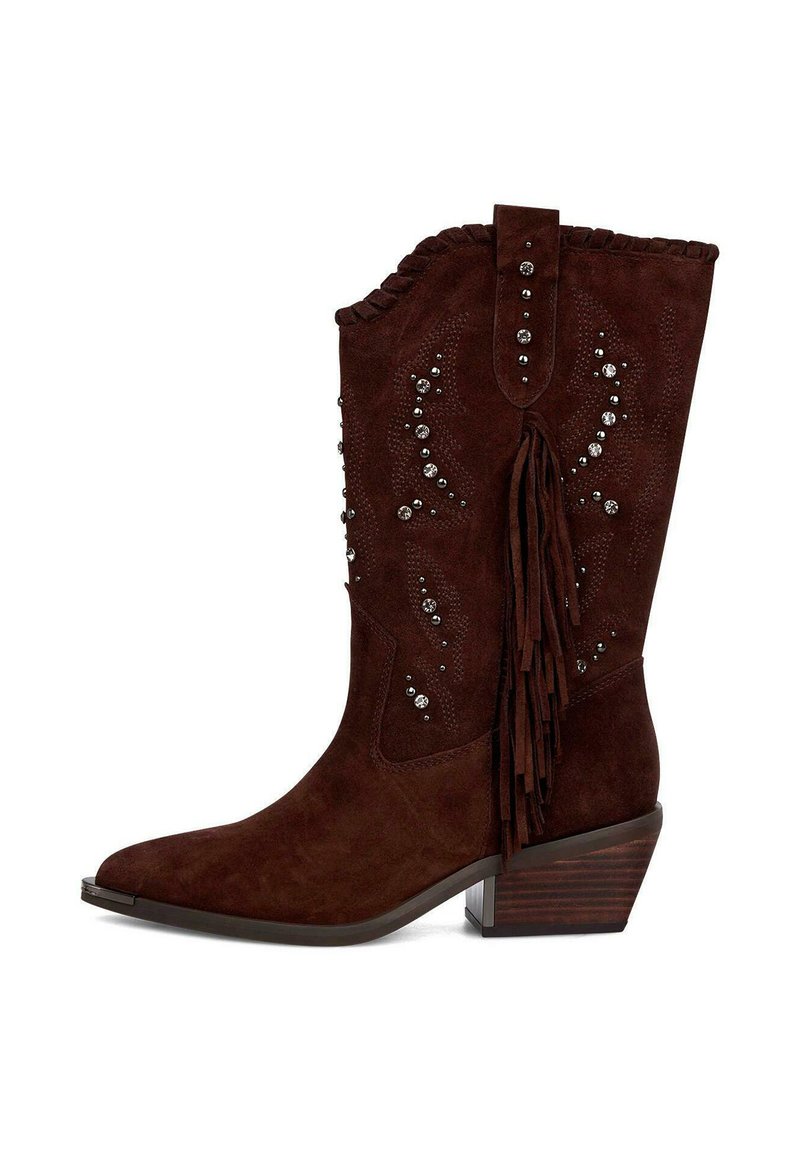 Botas de cowboy de ante marrón con flecos, adornos de plata decorativos, puntera afilada y tacón apilado. Patrones sutilmente grabados en el caña.
