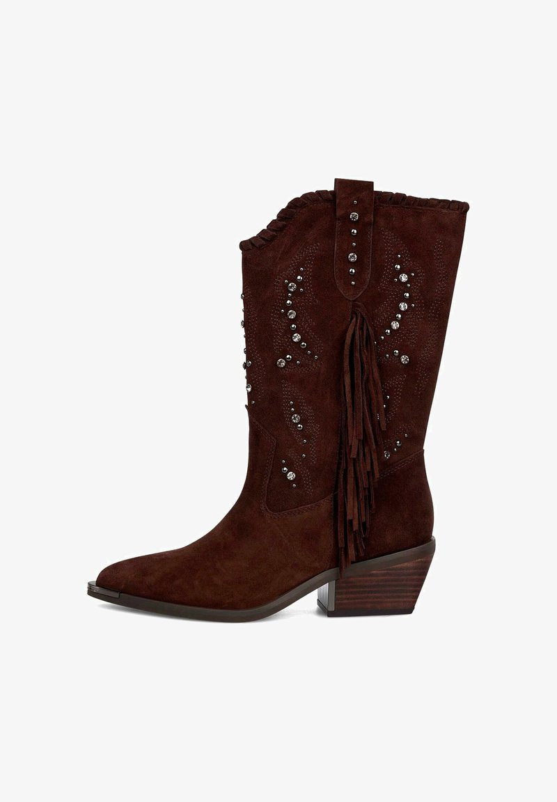 Botas de cowboy de ante marrón con flecos, adornos de plata decorativos, puntera afilada y tacón apilado. Patrones sutilmente grabados en el caña.