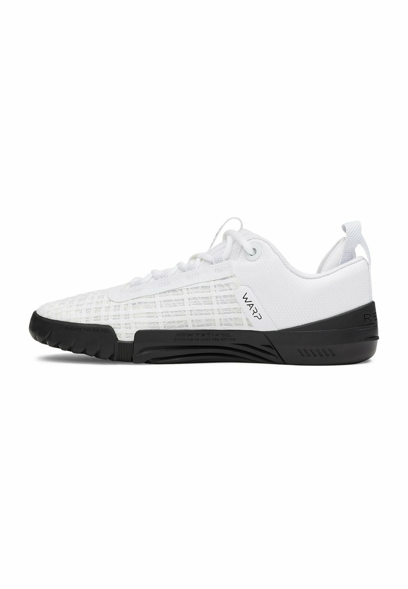 Zapatilla deportiva blanca con parte superior texturizada que presenta un patrón de cuadrícula, suela de goma negra y diseño con cordones. Los acentos incluyen la marca en el lateral.