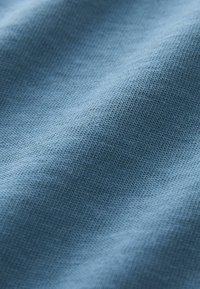 Ţesătură de culoare albastru deschis, cu o textură fină, care prezintă o suprafaţă netedă şi un luciu subtil. Materialul pare moale şi flexibil.