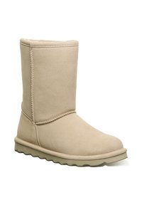 Helle Wildleder-Ankle Boots mit runder Zehenform, Gummisohle und sichtbaren Nähten entlang der Nähte. Weiche Textur und Höhe bis zur Mitte der Wade.