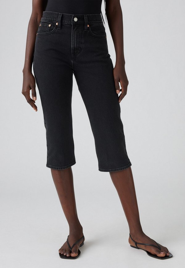 WEDGIE CAPRI - Denim shorts - she's in the zone