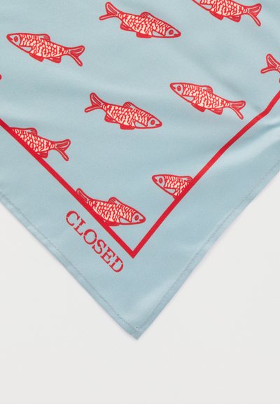 Φουλάρι από γαλάζιο σατέν με επαναλαμβανόμενο μοτίβο κόκκινου ψαριού και κόκκινο περιθώριο, με την επιγραφή "CLOSED" σε κόκκινο χρώμα σε μία γωνία.