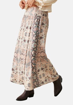 Falda maxi con estampado floral en tejido suave; cuenta con una cintura fruncida, colores pastel con acentos en marrón y una silueta fluida.