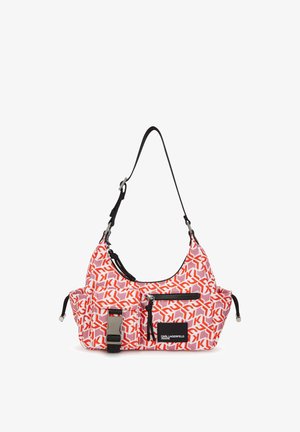 Bolso estilo hobo en tela estampada roja y blanca con correa negra ajustable, bolsillo con cremallera y etiqueta de logo; cuenta con múltiples bolsillos útiles.