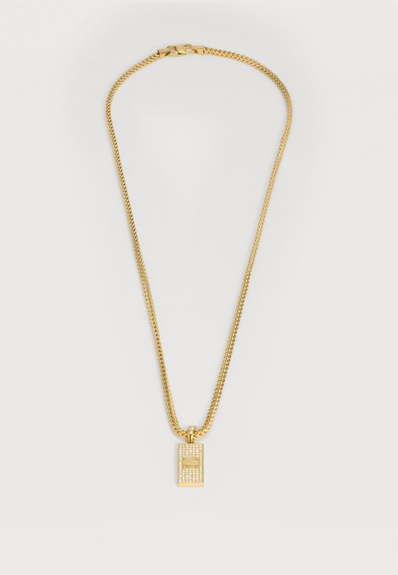 Goldkette mit einem rechteckigen Anhänger, der eine zentrale Goldstange und Reihen kleiner klarer Steine darum herum zeigt.