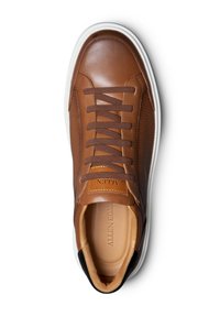 Baskets en cuir marron avec panneaux latéraux perforés, design à bout rond, lacets marron, semelle blanche et logo de la marque embossé sur la languette.
