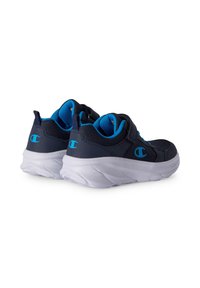Para granatowo-niebieskich i jasnoniebieskich sneakersów sportowych z białymi grubymi podeszwami i logo po bokach i na piętach.