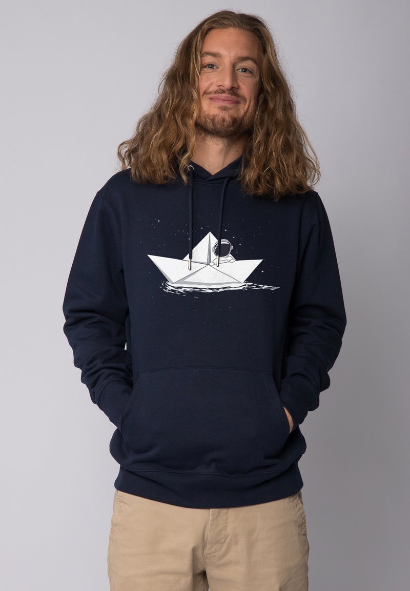 Marineblaue Kapuzenpullover mit einer vorderen Tasche und verstellbarem Kordelzug, mit einem weißen Grafikbild eines Papierbootes, in dem ein Astronaut sitzt.