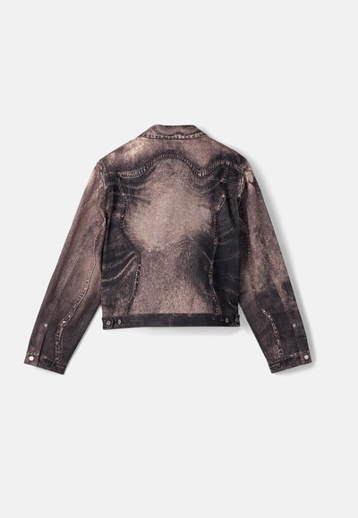 Jeansjacka i en urtvättad svart och brun nyans. Har en klassisk krage, långa ärmar och knappdetaljer. Sliten textur på ryggen.