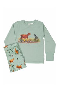 Ljusgröna barnpyjamas med en illustration av en ko som bär olikfärgade gummistövlar och en fågel på ett staket.