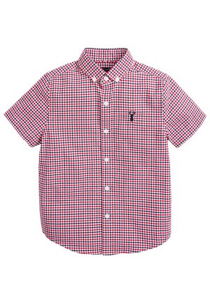 Chemise à manches courtes à petits carreaux rouges, blancs et bleus, boutonnée avec un col boutonné et un logo homard brodé en noir sur la poitrine.