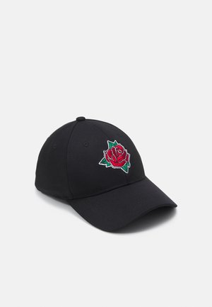 Gorra de béisbol negra con una rosa roja bordada y hojas verdes en el frente, visera curvada y botón en la parte superior, sobre un fondo liso.