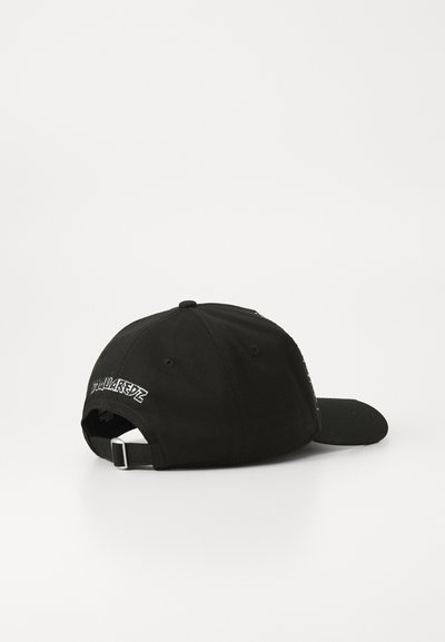 Svart baseballcaps med buet skygge, laget av stoff. Har brodert logo bak og en justerbar stropp for størrelse.