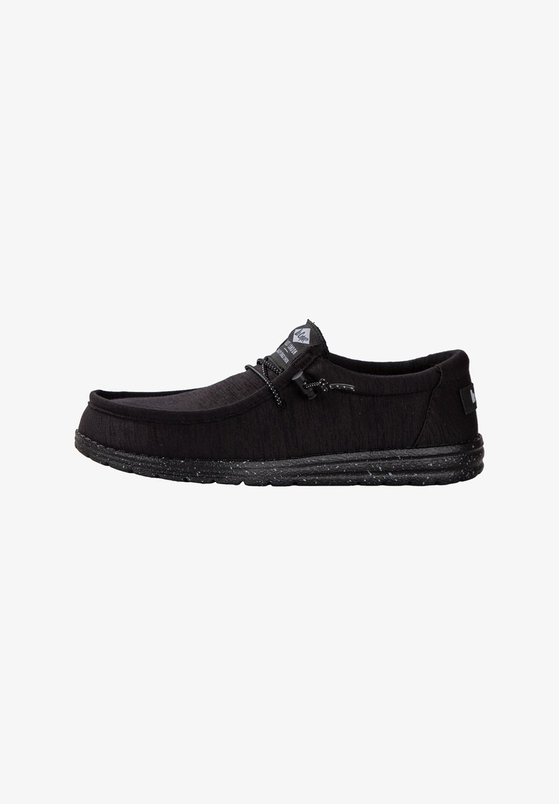 Czarne buty typu slip-on z miękką, teksturowaną cholewką, elastycznym zapięciem na sznurówki i czarną, cętkowaną podeszwą. Brak widocznego logo po bokach.