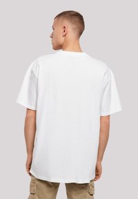 F4NT4STIC HERREN DISNEY MICKEY-MOUSE-KICKIN-RETRO-POCKET WITH HEAVY OVERSI - Print T-shirt - white