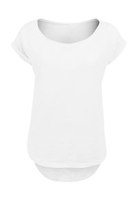 Weißes Baumwoll-T-Shirt mit rundem Ausschnitt, kurzen aufgerollten Ärmeln und einem längeren hinteren Saum, das eine glatte Stofftextur aufweist.