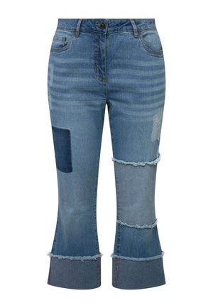 Jeans en denim crop flared de différentes nuances de bleu, avec des détails en patchwork, un ourlet effiloché et une fermeture à bouton standard.