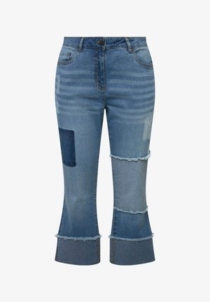 Denim cropped flared jeans in verschillende blauwe tinten, met patchworkdetails, een verfranste zoom en een standaard knoopsluiting.