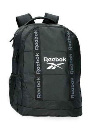 Mochila negra Reebok con correas acolchadas, bolsillos delanteros con cremallera, bolsillo lateral de malla y tiras verticales con el logo de Reebok en el panel frontal.