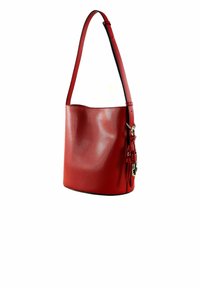 Rote Ledertasche im Bucket-Stil mit glatter Textur, breitem Träger und goldfarbenen Beschlägen. Mit dekorativem geflochtenem Akzent.