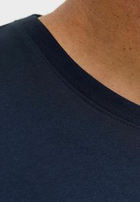 Mørkeblå bomulds T-shirt med rund hals, udstyret med ribbet krave og glat tekstur, der viser minimal syning.