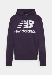 Felpa viola con un grande logo bianco "NB" e il testo "new balance". Presenta una tasca frontale, cordini e polsini e orlo a costine.