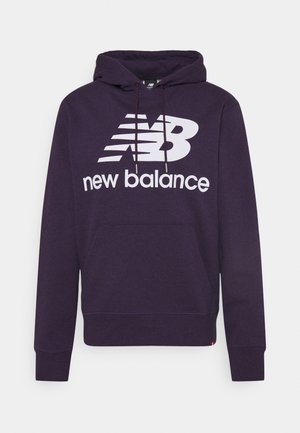 Hoodie violet avec un grand logo "NB" blanc et le texte "new balance". Présente une poche avant, des cordons de serrage, et des poignets et un ourlet côtelés.