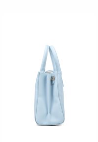 Borsa a mano in pelle blu chiaro con due manici corti, superficie testurizzata, forma verticale e un dettaglio in metallo dorato nella parte superiore.