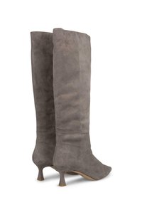 Grijze suede kniehoge laarzen met een licht spitse neus en een lage, slanke hak. Soepele textuur met een eenvoudig ontwerp en zonder zichtbare sluitingen.