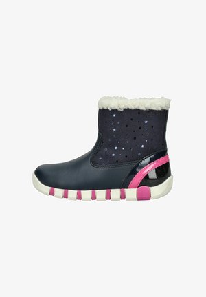 Botín negro impermeable hasta el tobillo con parte superior forrada de piel de pelo, tela con estampado de estrellas, detalles en rosa y suela segmentada en blanco y rosa.
